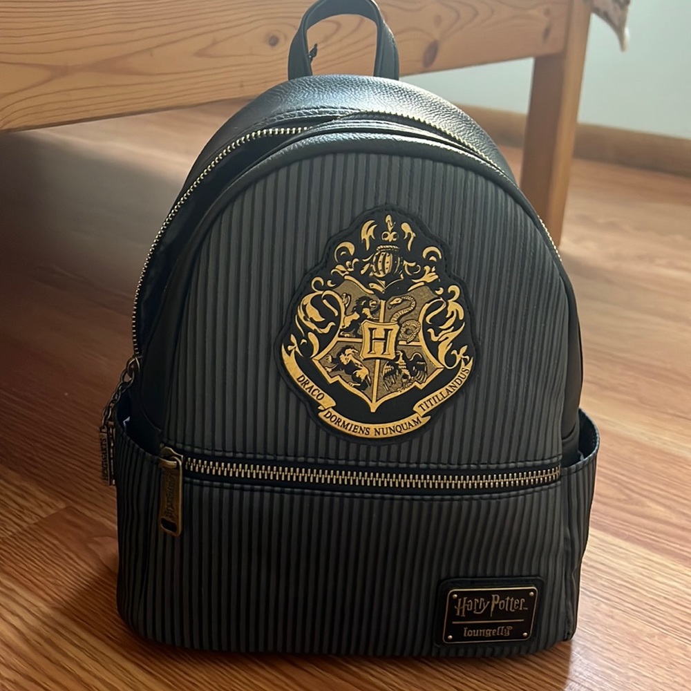 NWT Harry Potter Hogwarts Crest Loungefly backpack